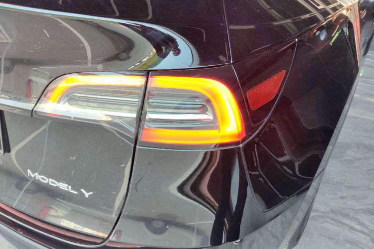 特斯拉 Model Y 2023款 长续航全轮驱动版车身外观9