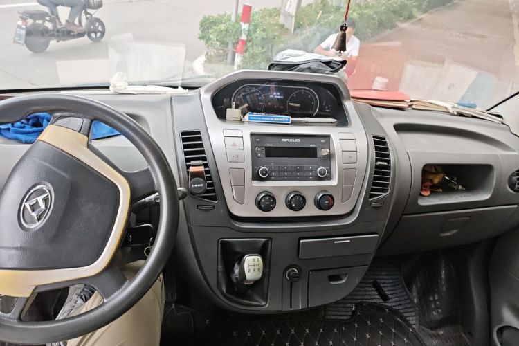 上汽大通MAXUS 新途V80 2017款 2.5T 5挡手动傲运通国IV短轴超低顶5/6/10座中控内饰7002