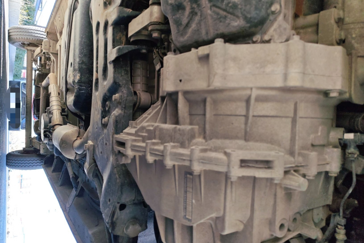 上汽大通MAXUS 新途V80 2021款 2.0T PLUS 手动全能王中轴中顶6/7/8/9座局部细节9008