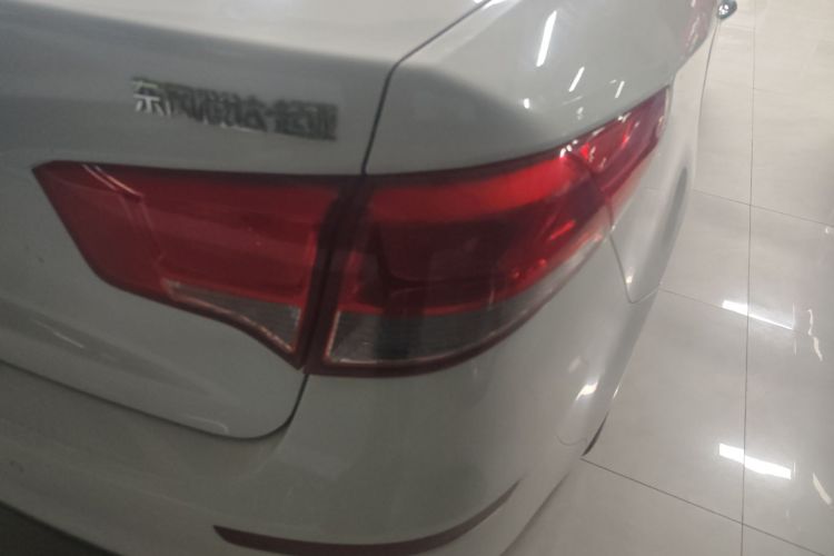 起亚K2 2015款 三厢 1.4L MT GLS车身外观9