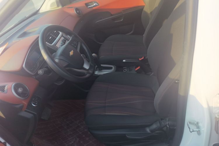 雪佛兰 爱唯欧 2014款 两厢 1.6SX AT 风尚版中控内饰19