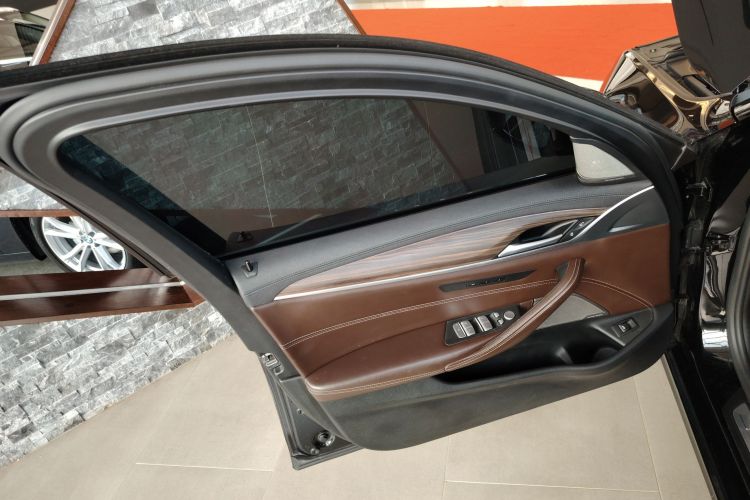 宝马5系 2019款 530Li 尊享型 豪华套装中控内饰7007