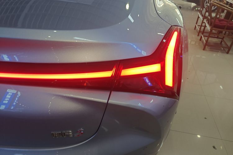 哪吒汽车 哪吒S 2024款 增程 1060版车身外观9