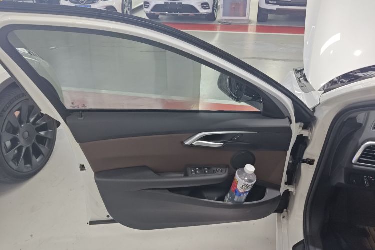 宝马1系 2019款 120i 领先型M运动套装中控内饰7007