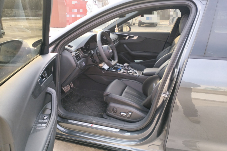 奥迪A4L 2024款 40 TFSI 豪华动感型中控内饰19