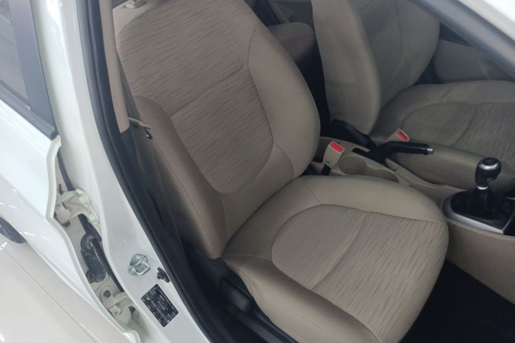 现代 瑞纳 2014款 1.4L 手动智能型GLS局部细节41