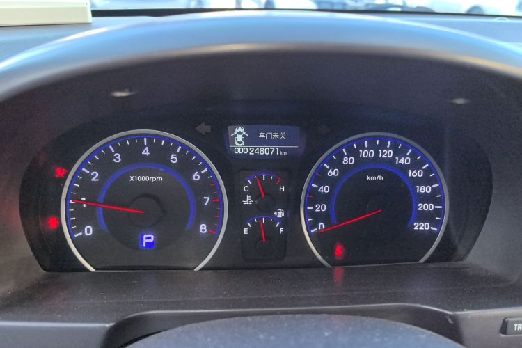 现代 悦动 2011款 1.6L 自动豪华型中控内饰15