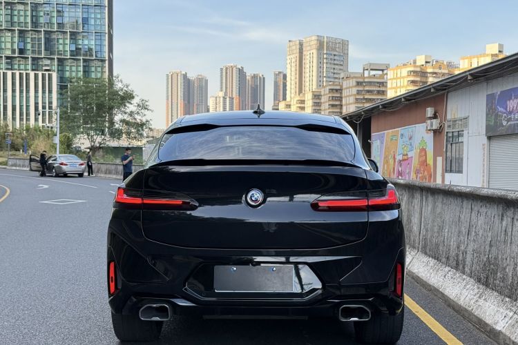 宝马X4 2022款  M40i车身外观6