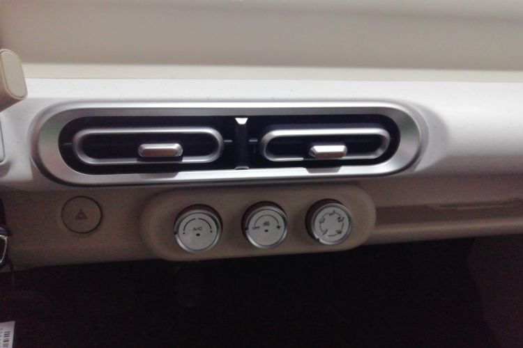 五菱汽车 宏光MINIEV 2024款 第三代 215km 青春版中控内饰16