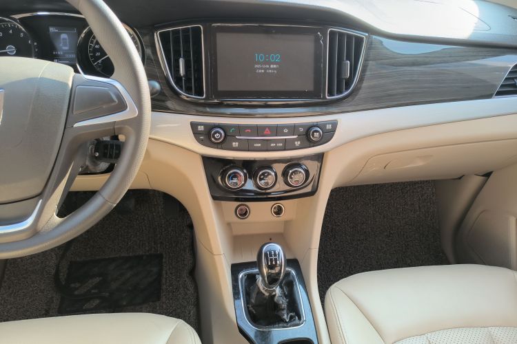 宝骏730 2016款 1.5L 手动舒适型 7座 国V中控内饰16