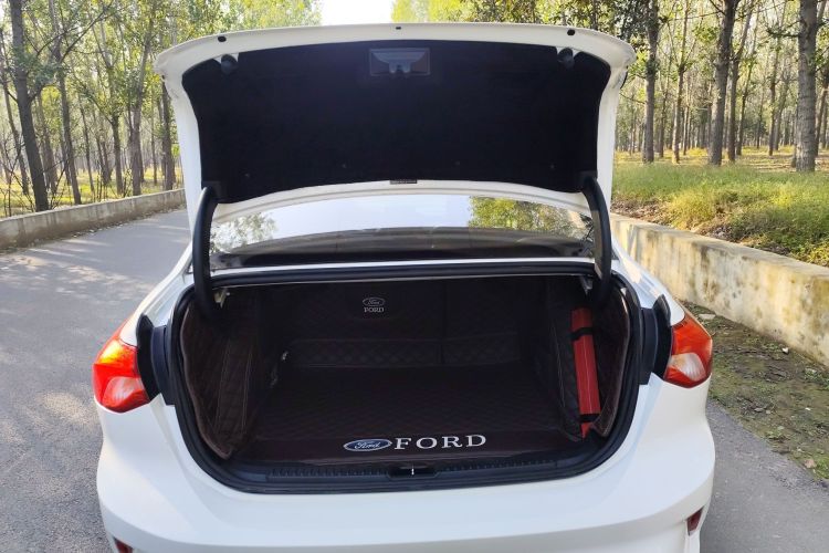 福特 福克斯 2020款 三厢 EcoBoost 180 自动锋潮型机舱底盘23