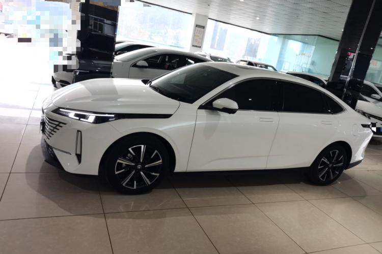 长安 逸动 2024款 1.5T GDI自动 旗舰型车身外观4