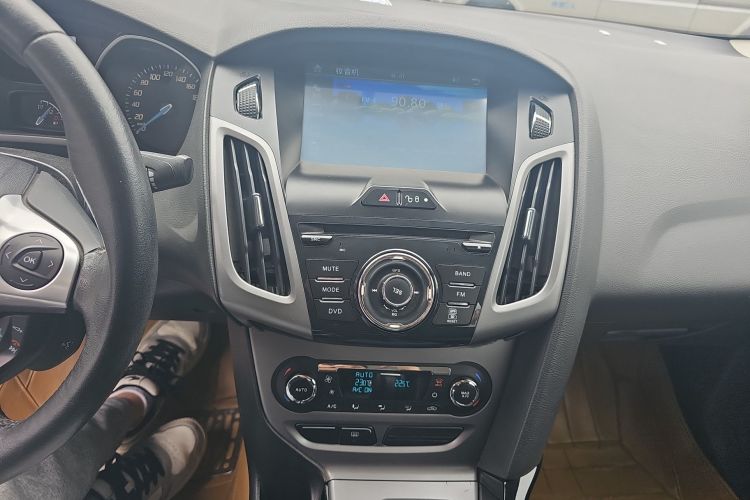 福特 福克斯 2012款 三厢 1.6L 自动风尚型局部细节16