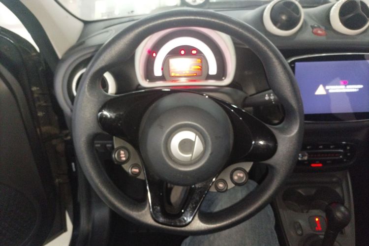 smart forfour 2018款 1.0L 52千瓦灵动版中控内饰13