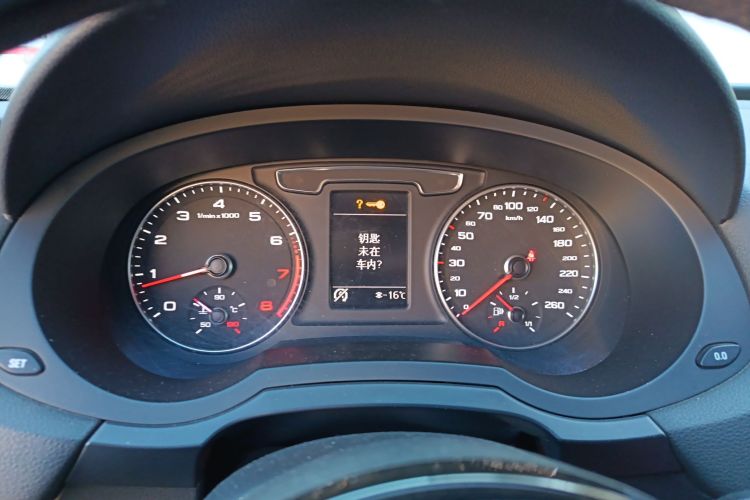 奥迪Q3 2016款 35 TFSI quattro 全时四驱风尚型中控内饰14