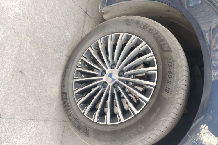 腾势D9 2022款 DM-i 970 四驱旗舰型车身外观10