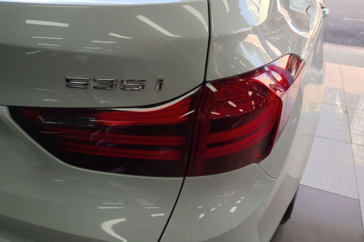 宝马5系GT 2015款 535i 领先型车身外观9