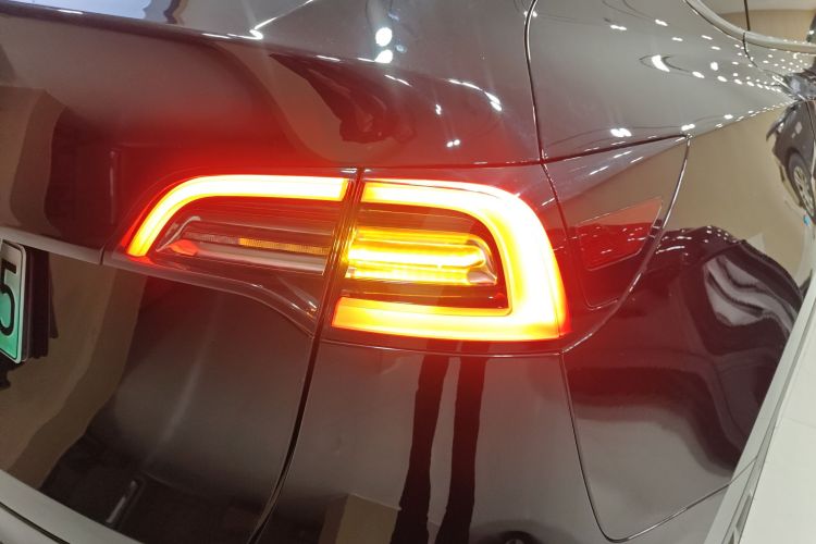 特斯拉 Model Y 2021款 标准续航后驱版车身外观9