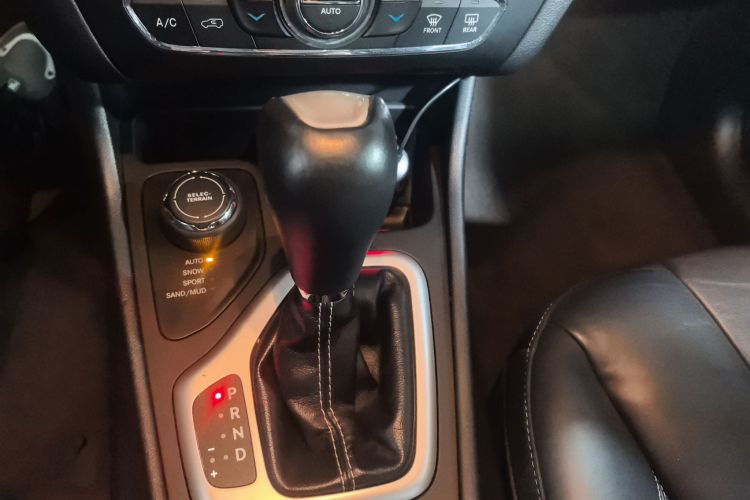 Jeep 自由光 2016款 2.4L 专业智能版中控内饰18