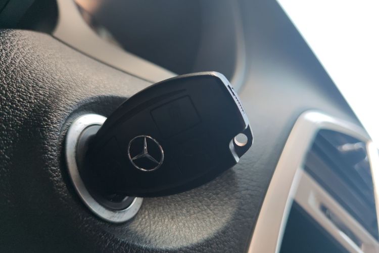 奔驰 威霆 2018款 2.0T 精英版 9座 国VI中控内饰7001