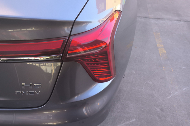 红旗H5 PHEV 2025款 170 超混版车身外观9