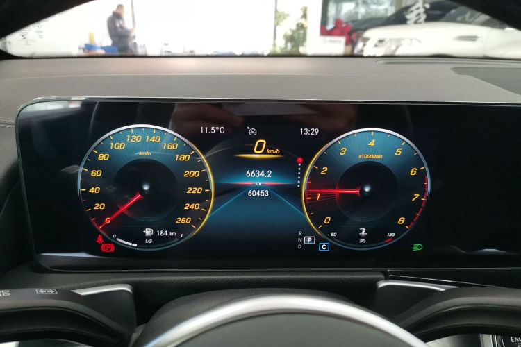 奔驰GLB 2022款 改款二 GLB 200 动感型中控内饰14