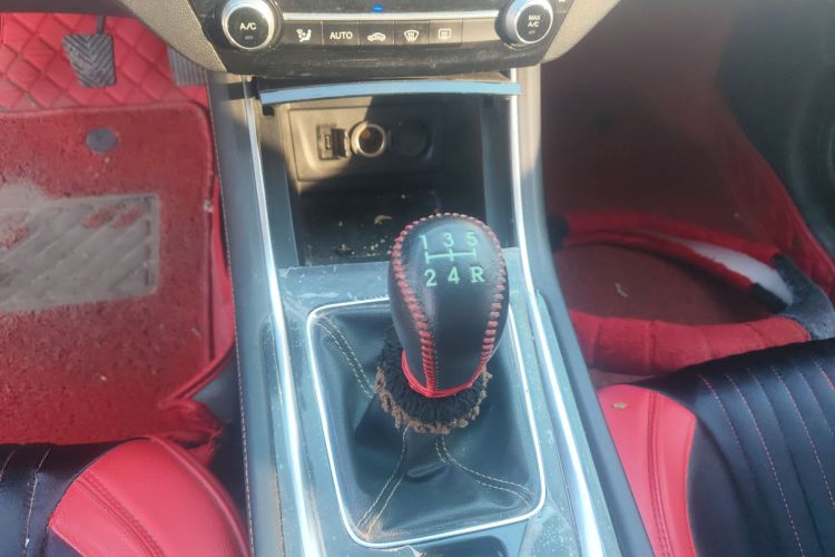 长安 逸动 2019款 高能版 1.6L GDI 手动先锋型 国VI中控内饰18