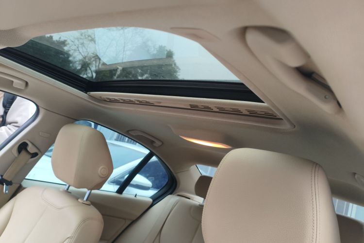 宝马3系 2014款 320i 进取型中控内饰22