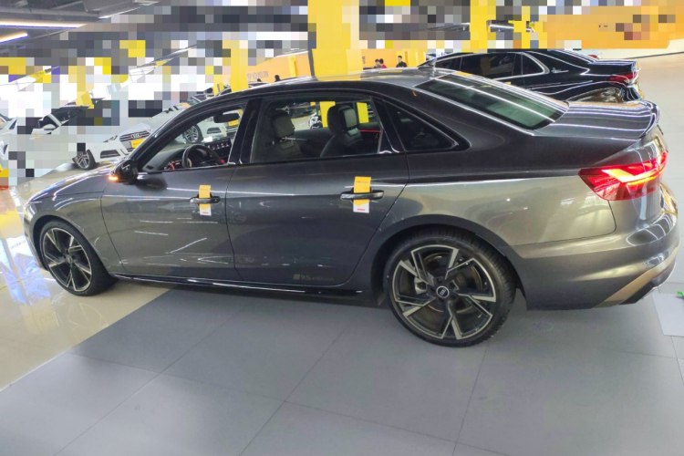 奥迪A4L 2024款 40 TFSI quattro RS套件燃速型车身外观4