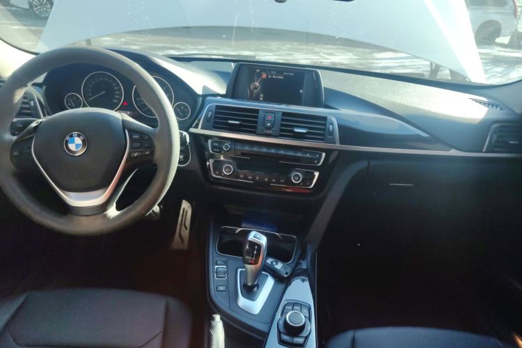 宝马3系 2017款 318i 时尚型中控内饰12