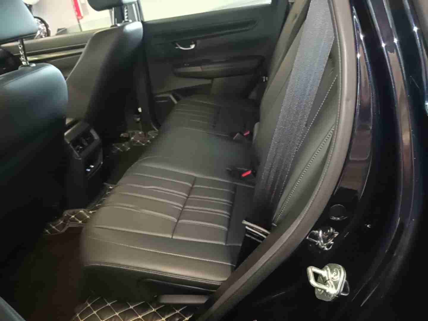 左侧后排座椅及空间展示