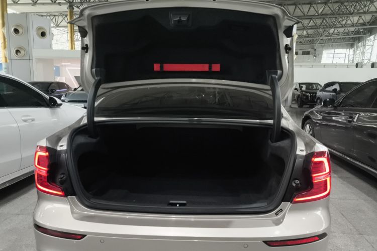 沃尔沃S60 2024款 B4 智逸豪华版机舱底盘23