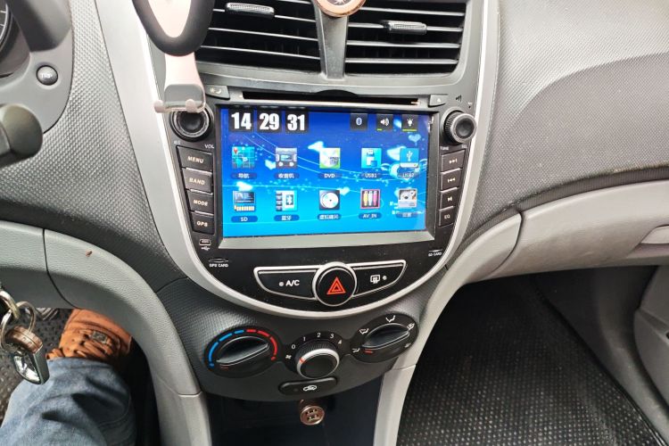 现代 瑞纳 2014款 1.4L 手动智能型GLS中控内饰16