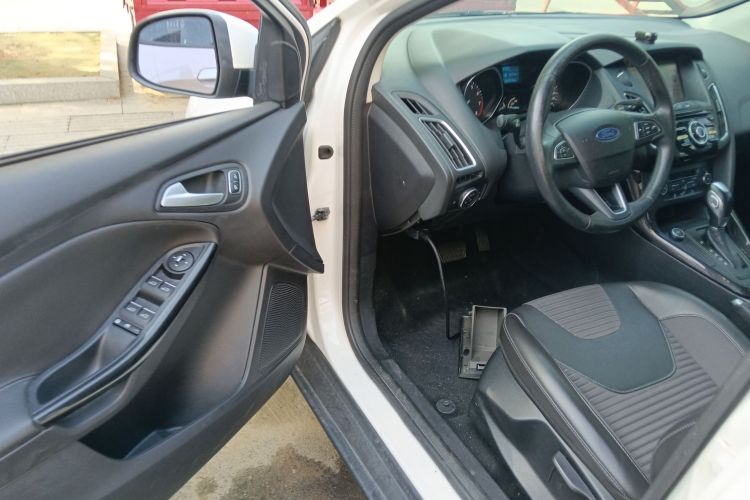 福特 福克斯 2017款 三厢 1.6L 自动风尚型智行版中控内饰20