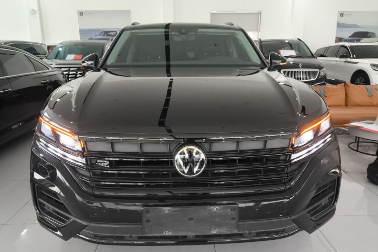 大众 途锐 2022款 3.0TSI 锐享版 曜黑运动套装车身外观2