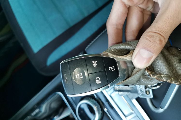 北京BJ40 2021款 2.0D 自动四驱刀锋英雄版侠客型中控内饰11