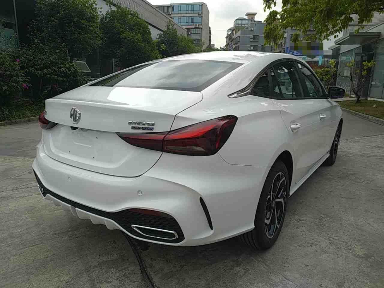 车辆右后45度视角外观