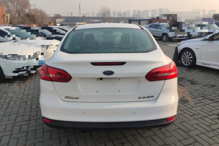 福特 福克斯 2015款 三厢 1.6L 自动风尚型车身外观6