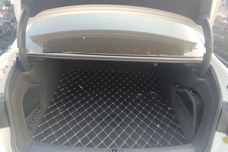 奥迪A4L 2018款 30周年年型 40 TFSI 时尚型局部细节23