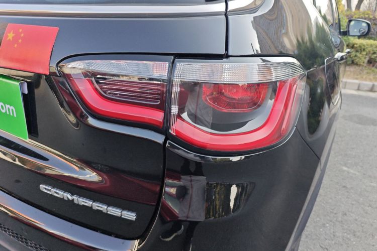 Jeep 指南者 2021款 220T 自动精英版车身外观6006