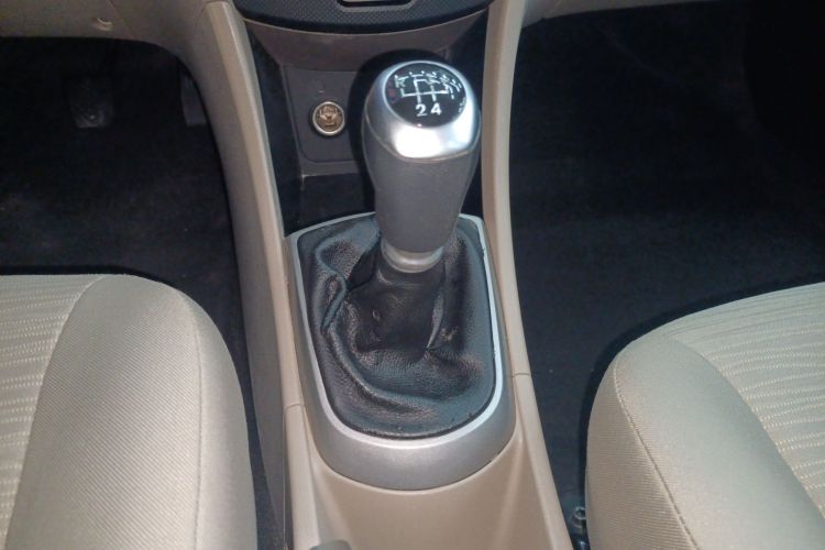 现代 瑞纳 2014款 1.4L 手动智能型GLS局部细节18