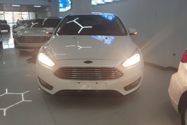 福特 福克斯 2018款 三厢经典 1.6L 自动风尚型智行版车身外观2