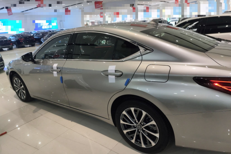 雷克萨斯ES 2025款 200 臻享版车身外观4