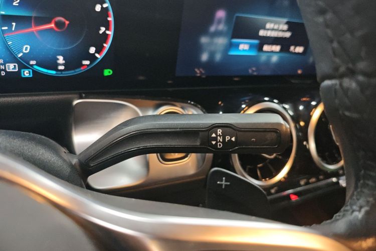 奔驰GLB 2022款 改款二 GLB 200 动感型中控内饰18