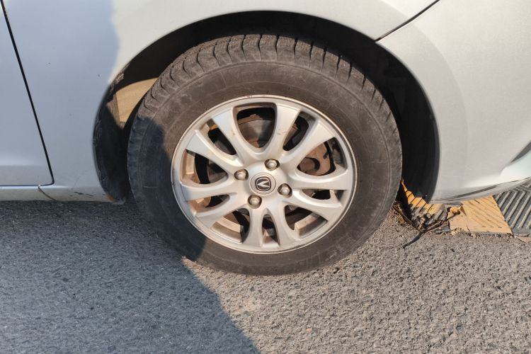 长安 悦翔V3 2015款 1.4L 手动美满型 国IV车身外观10