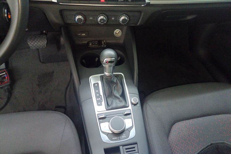 奥迪A3 2018款 30周年年型 Limousine 35 TFSI 进取型中控内饰18