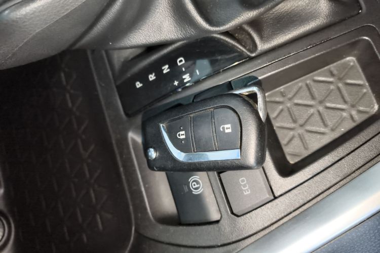 丰田 威兰达 2023款 2.0L CVT两驱领先版中控内饰7001