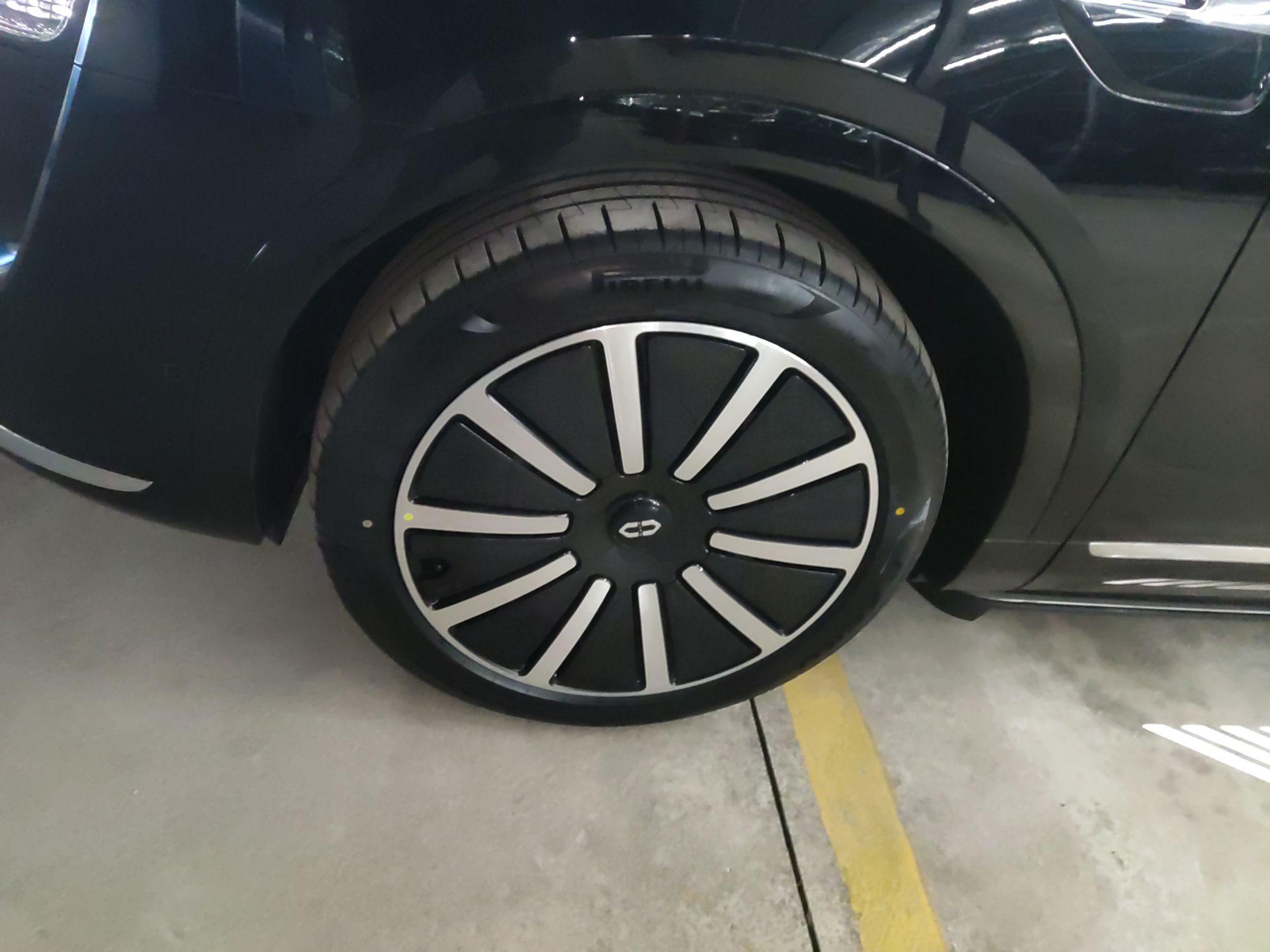 鸿蒙智行 问界M9 2025款 增程 Ultra版 52kWh 6座版