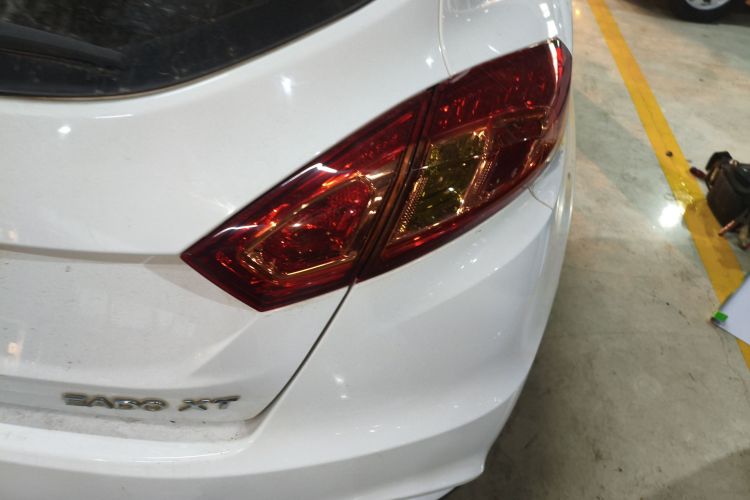 长安 逸动 2015款 1.6L 自动俊酷型 国IV车身外观9