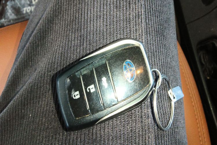 丰田 雷凌 2017款 改款双擎 1.8H GS E-CVT精英天窗版 国V中控内饰7001